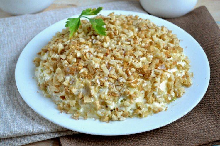 Salat mit Hähnchen und Walnüssen