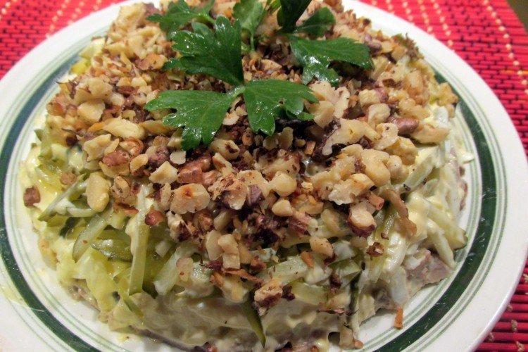Salat mit Schweinefleisch und Walnüssen