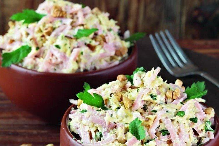 Salat mit Walnüssen und Schinken