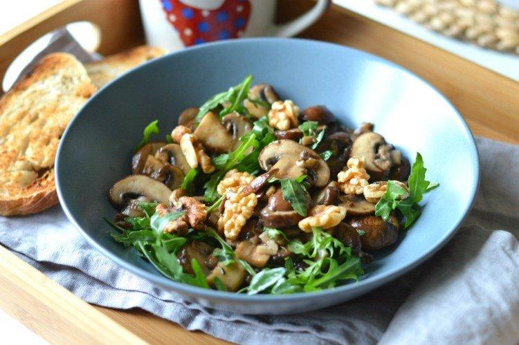 Salat mit Walnüssen und Pilzen
