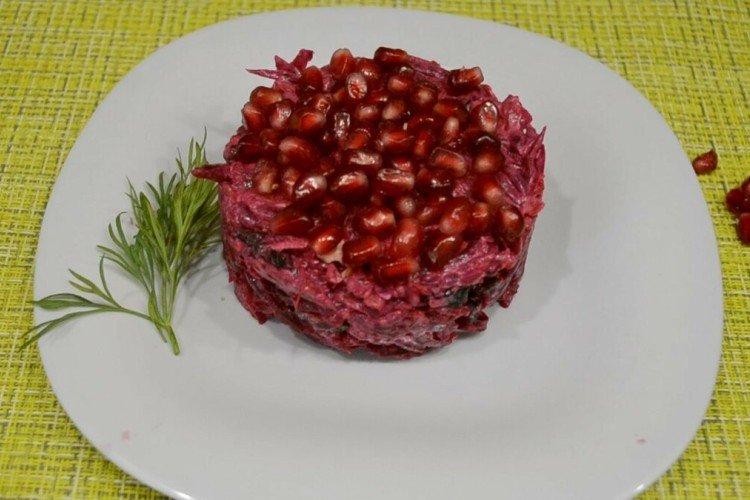 Salat mit Walnüssen und Granatapfel