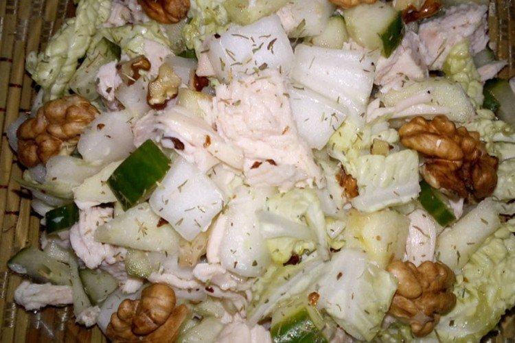 Salat mit Chinakohl und Walnüssen