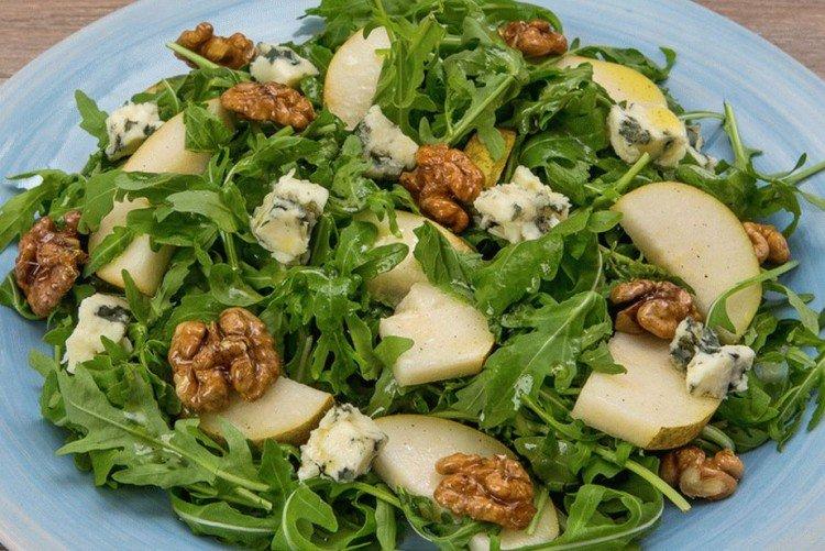 Salat mit Walnüssen, Rucola und Birne