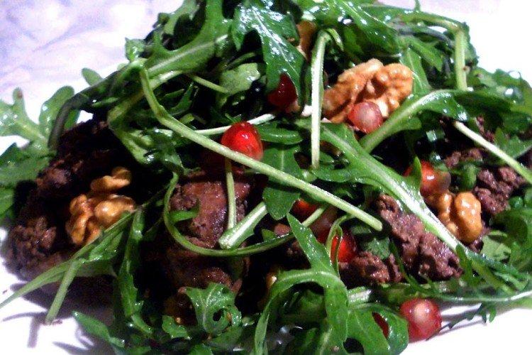 Salat mit Leber und Walnüssen