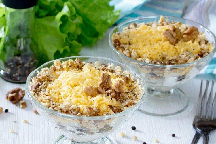 Salat mit Zunge und Walnüssen