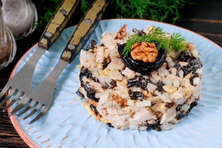 Salat mit Walnüssen und Pflaumen