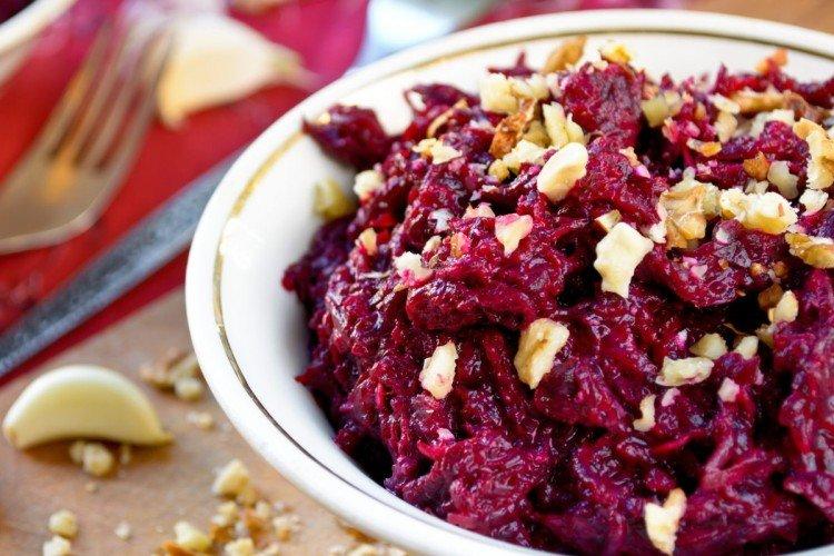 Salat mit Roter Bete und Walnüssen