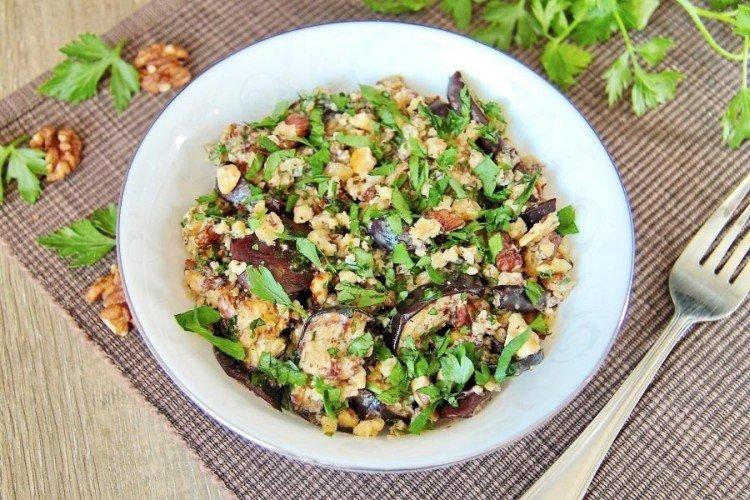 Salat mit Auberginen und Walnüssen