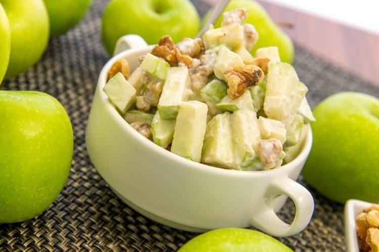 Salat mit Walnüssen und Äpfeln