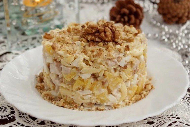 Salat mit geräuchertem Hähnchen, Walnüssen und Ananas