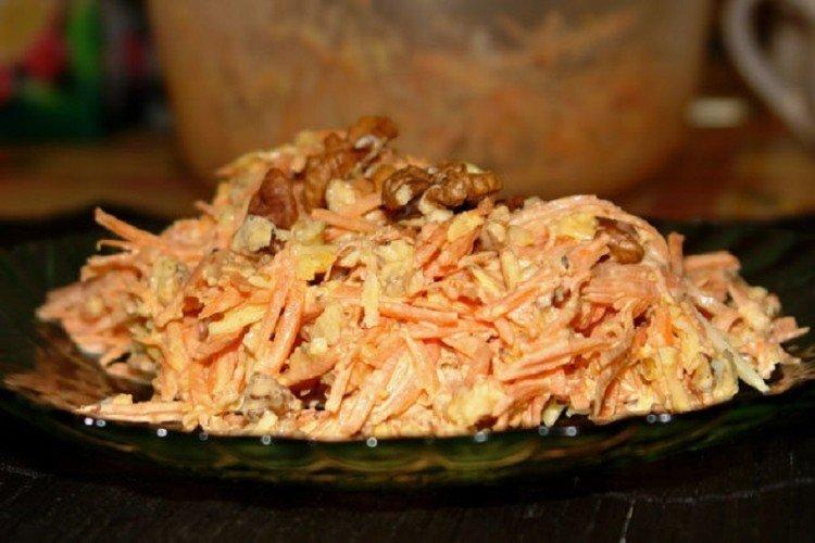 Salat mit Karotten und Walnüssen