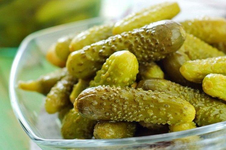 Eingelegte Gurken mit Zitronensaft