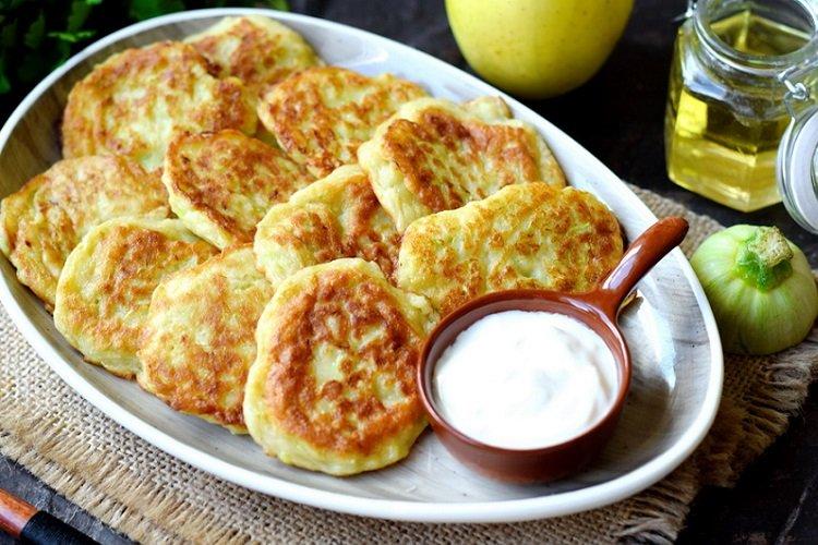 Zucchini-Puffer mit Sauerrahm