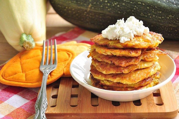 Zucchini- und Quark-Puffer
