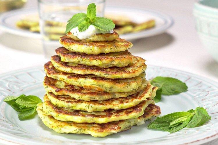 Zucchini-Puffer mit Sojasauce und Kräutern