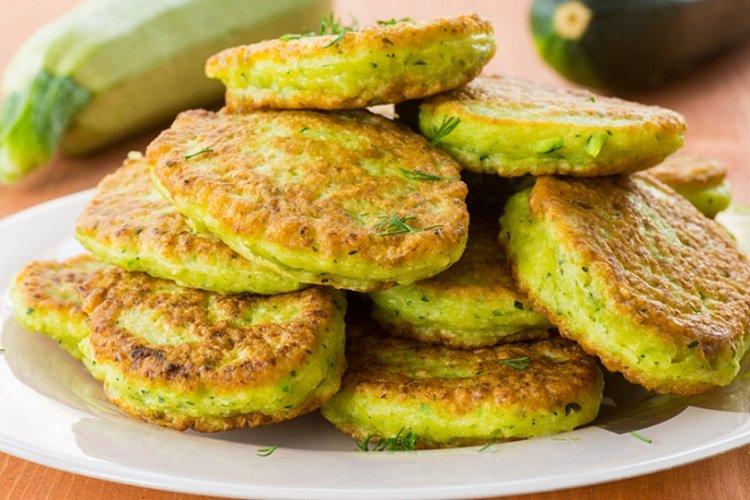 Flauschige Zucchini- und Feta-Puffer