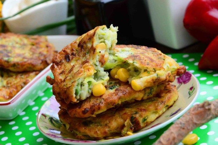 Zucchini-Puffer mit Mais und Käse