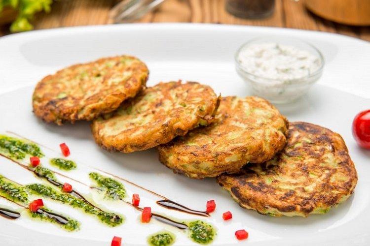 Zucchini- und Hähnchen-Puffer