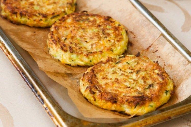 Zucchini-Puffer mit Käse aus dem Ofen