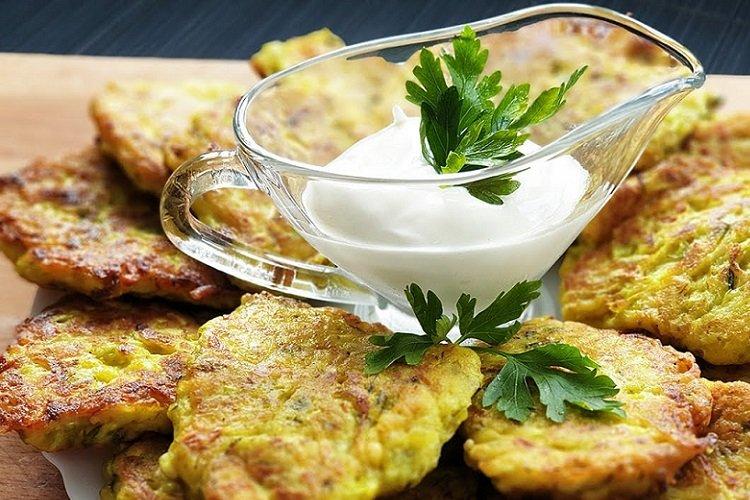 Zucchini-Puffer mit Geheimnis