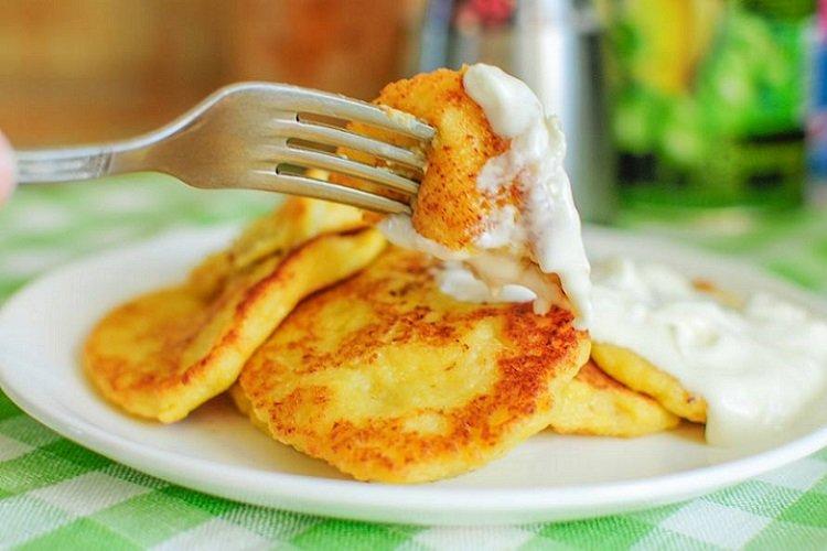 Zarte Zucchini-Puffer mit Kokosraspeln