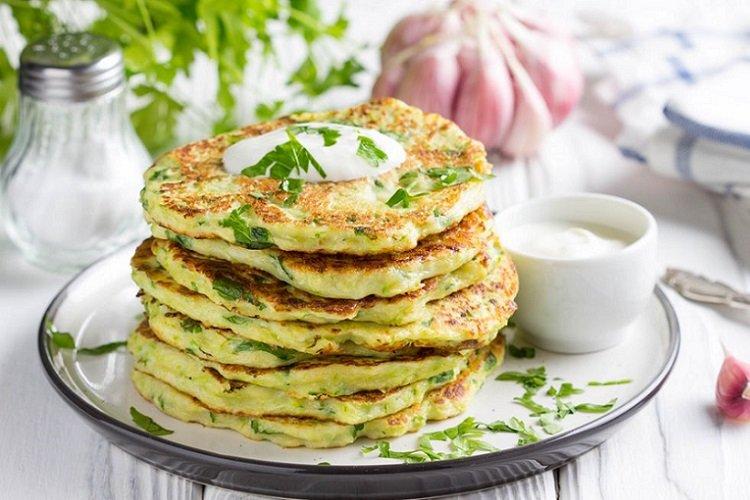 Zucchini- und Käse-Puffer