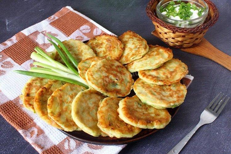 Zucchini-Puffer mit Kefir