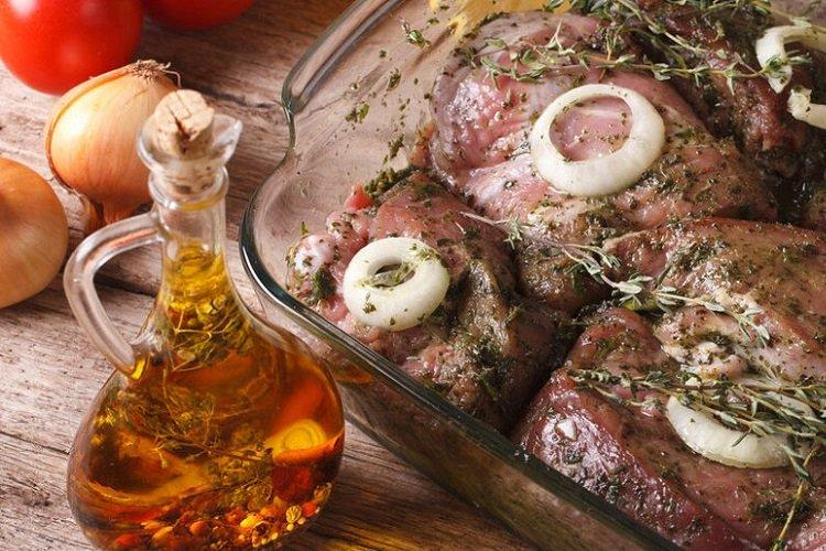 Adobo de aceite y romero para brochetas