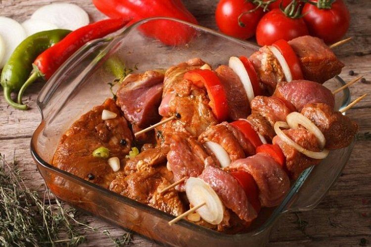 Adobo de cebolla y tomate para brochetas de cerdo