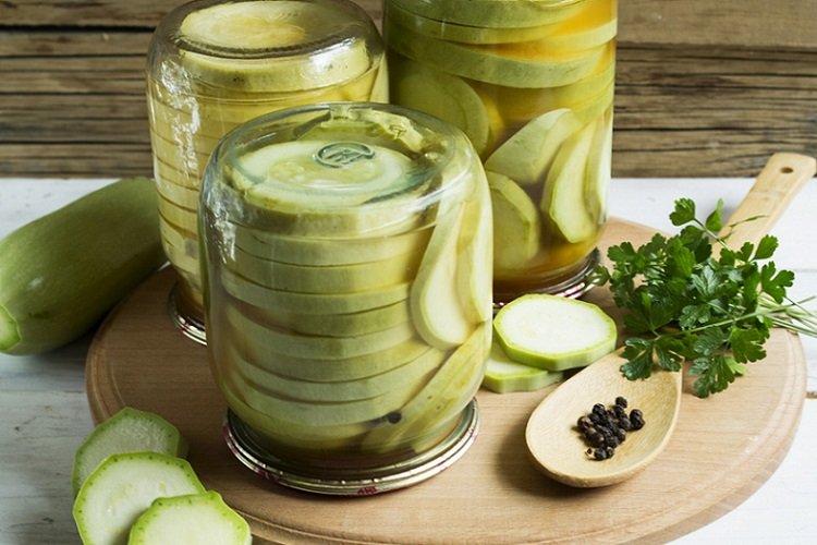 Eingelegte Zucchini mit Essig