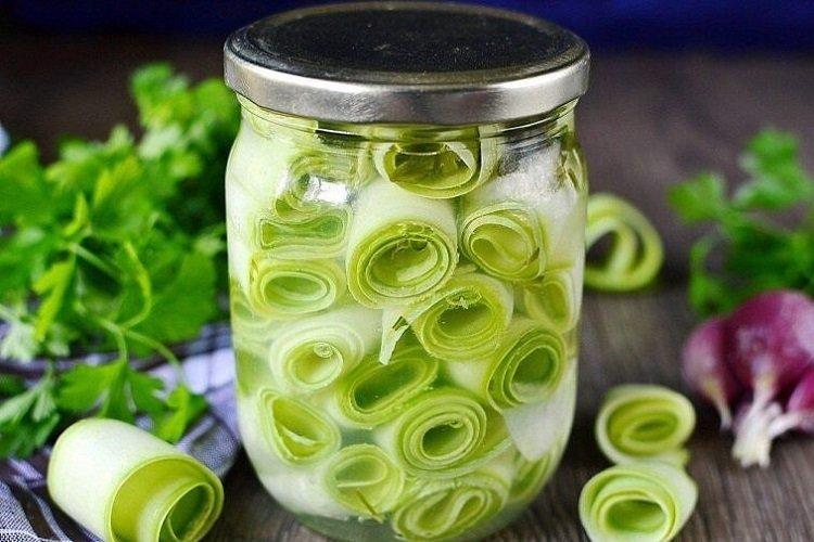 Eingelegte Zucchini-Röllchen