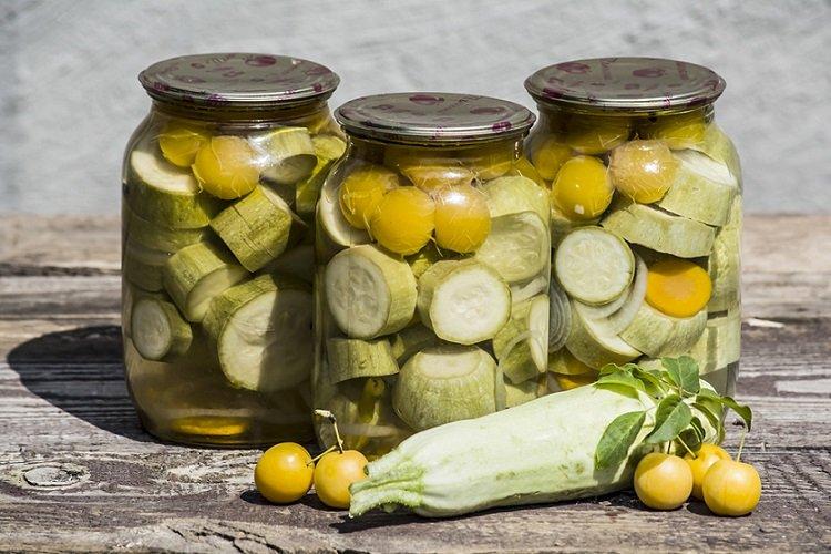 Zucchini, eingelegt mit Kirschpflaumen