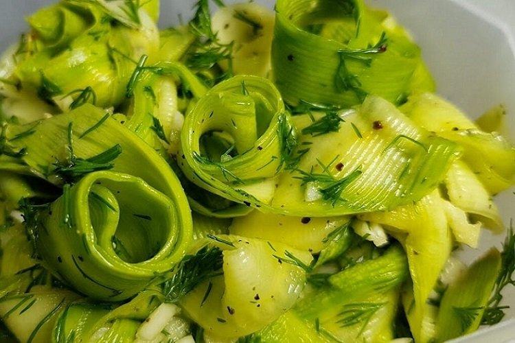 Salat aus eingelegten Zucchini mit Zitronensaft