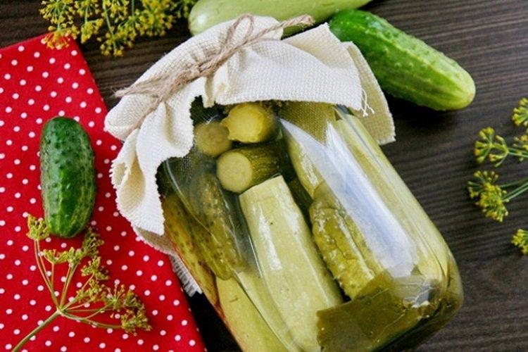 Eingelegte Zucchini mit Gurken