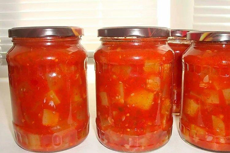 Zucchini, eingelegt in Tomatensauce