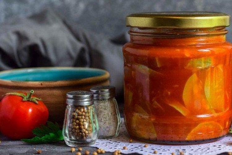 Zucchini, eingelegt in scharfem Ketchup