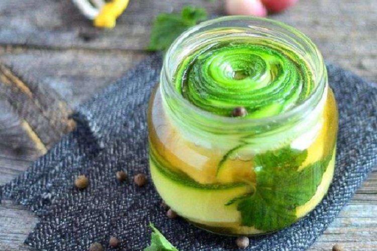 Eingelegte Zucchini mit Honig und Öl