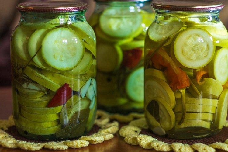 Eingelegte Zucchini mit scharfem Pfeffer