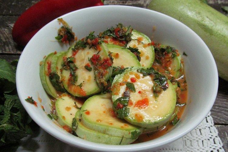 Zucchini, eingelegt in scharfer Sauce