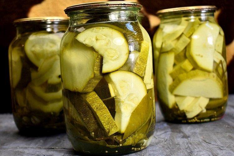 Zucchini, eingelegt ohne Essig