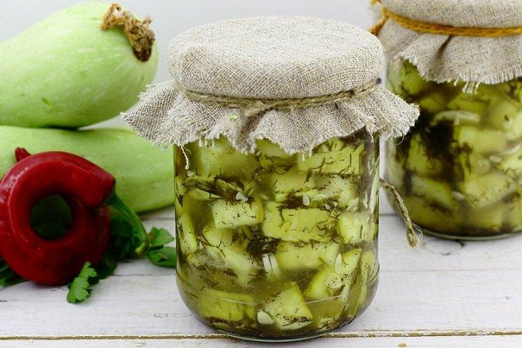 Zucchini, in Stücke eingelegt
