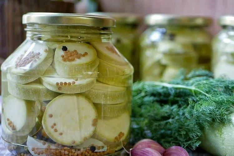 Eingelegte Zucchini mit Senf und Knoblauch