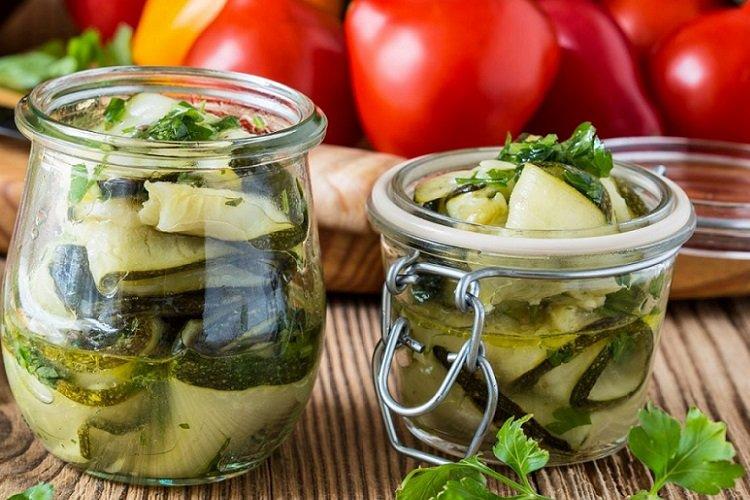 Zucchini, eingelegt mit Meerrettich und Petersilie