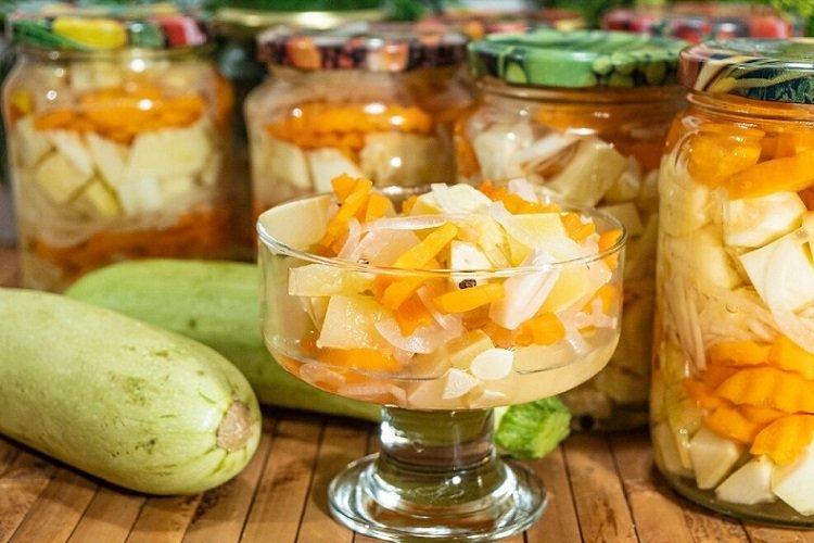 Zucchini, eingelegt mit Karotten und Apfel