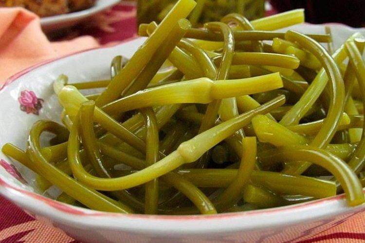 Eingelegte Knoblauchstiele ohne Sterilisation