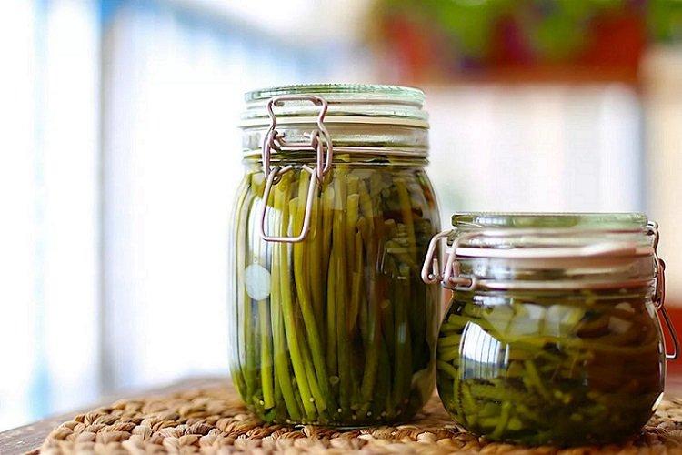 Knoblauchstiele, eingelegt mit Ingwer