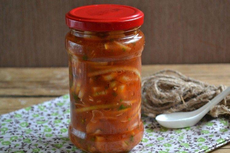 Knoblauchstiele, eingelegt mit Zwiebeln in Tomatensaft