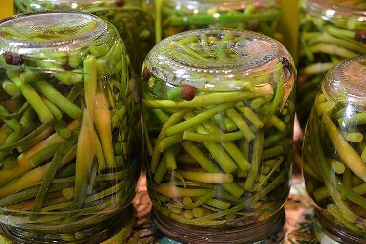 Knoblauchstiele, mit Essig eingelegt