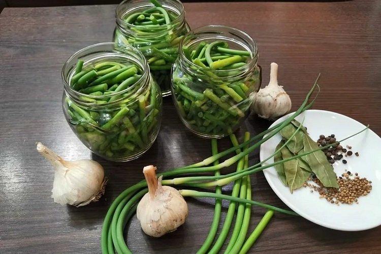 Salat aus eingelegten Knoblauchstielen für den Winter