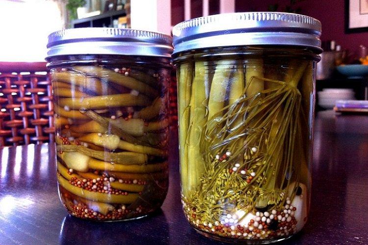 Knoblauchstiele, eingelegt mit Senfkörnern und Zitronensaft